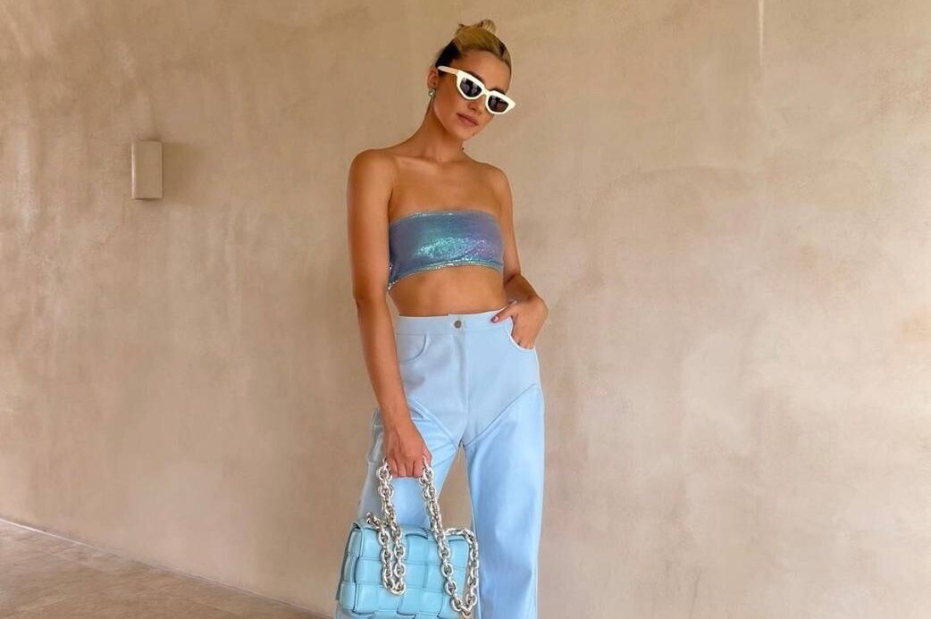     Как носить самый горячий тренд этого сезона: 3 стильных и безопасных варианта образа с топами-бра