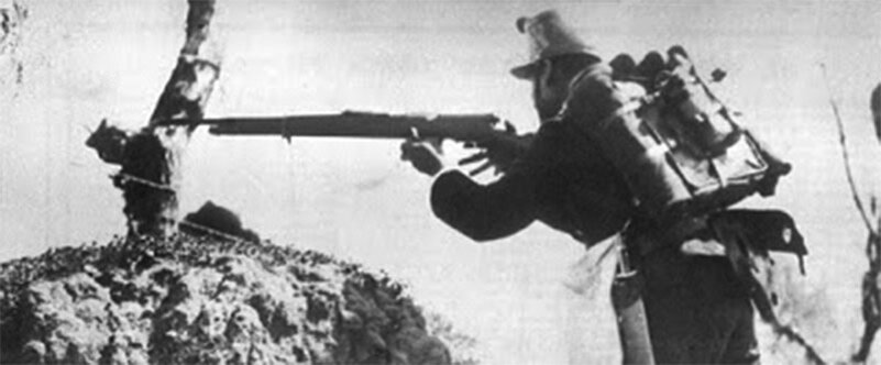 Мексиканский солдат с винтовкой Мондрагона.