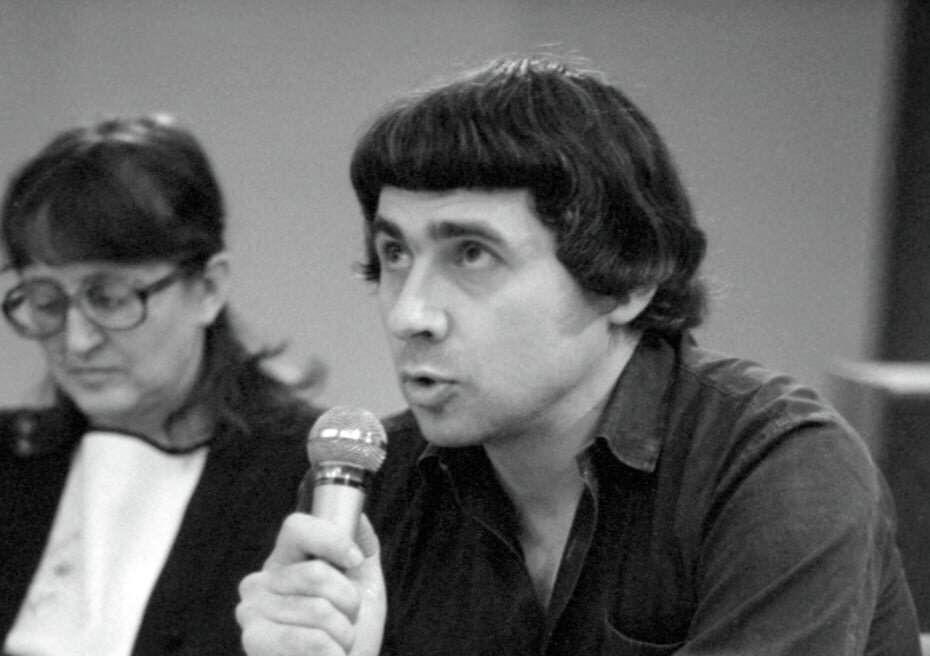 Фото: Сергей Птицын/РИА Новости
Пресс-конференция «Неформальные объединения в СССР». Руководитель независимого пресс-центра неформальных объединений Глеб Олегович Павловский во время выступления