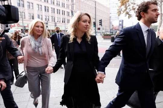    Основательница мошеннического стартапа Theranos Элизабет Холмс родила второго ребенка ради ухода от наказания