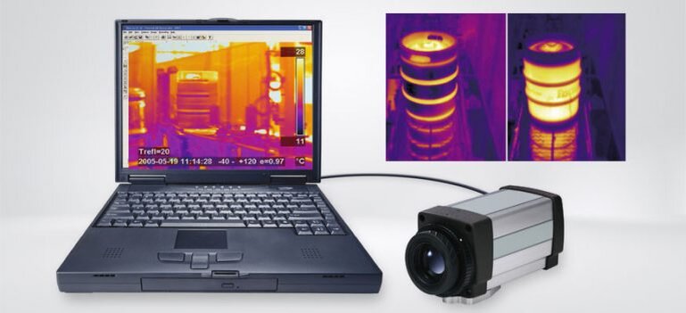 Тепловизионная камера подключенная к ноутбуку, предоставляет данные для большей надежности производства. 