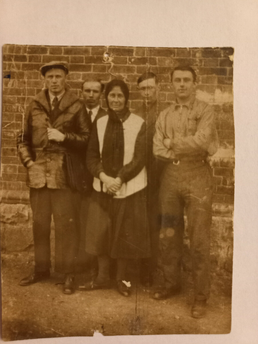 Николай  Шнакенбург (крайний слева в кожаной куртке) с отцом  Борисом Робертовичем (второй слева), матерью  Надеждой Павловной и братьями.  1934 г. (?)