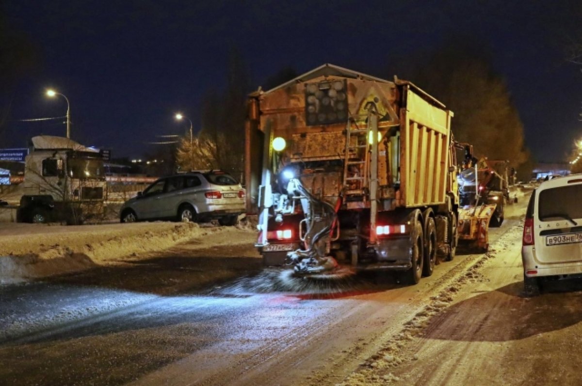    В Самаре на ул. Магистральной убирают снег и откачивают талые воды