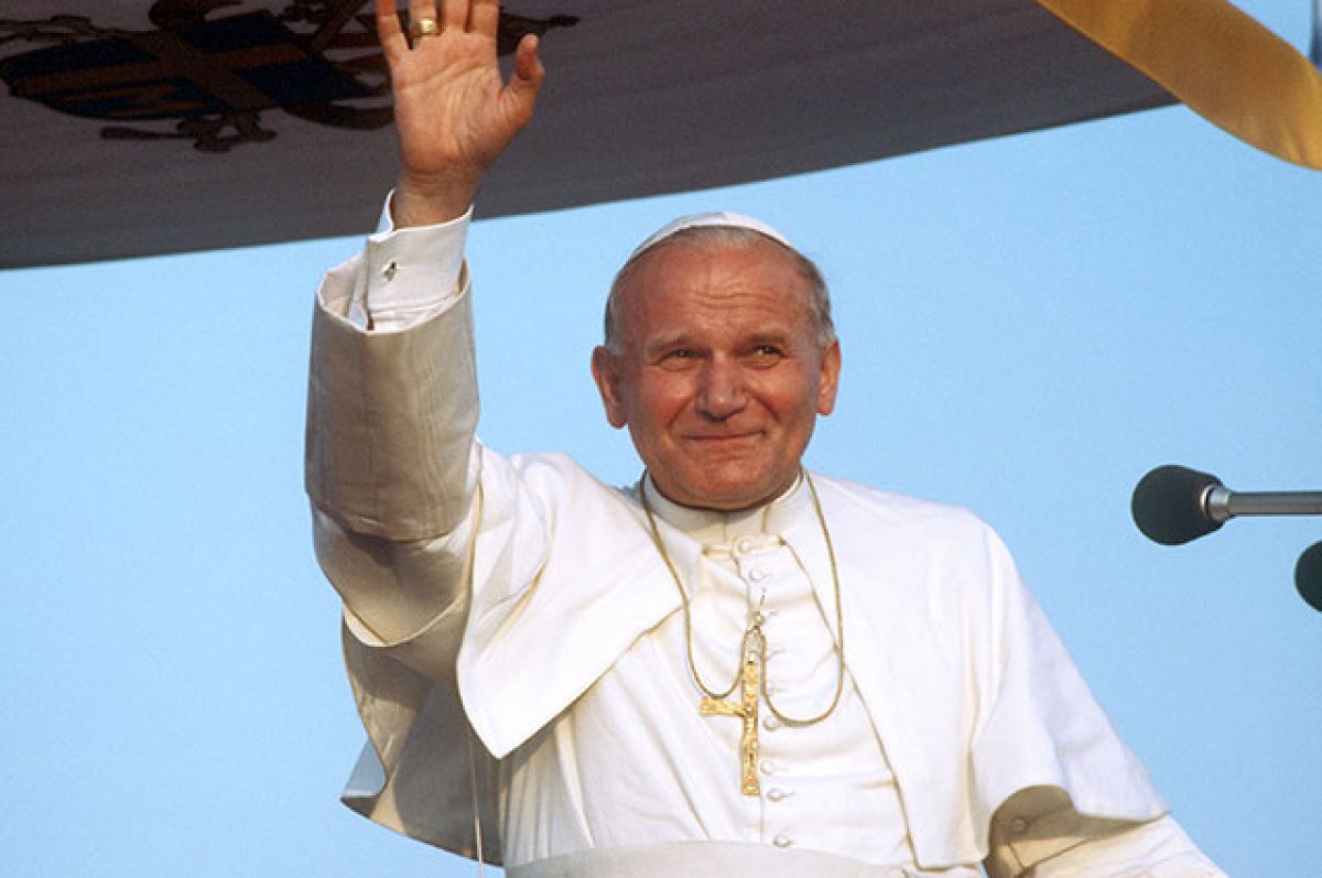    Поляки требуют снести памятники бывшему папе римскому Иоанну Павлу II