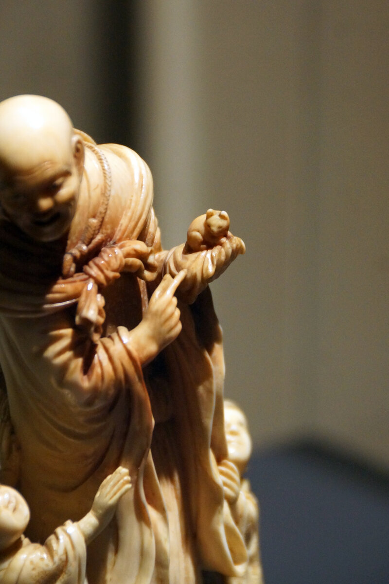 "СБ системы "КОТ", базовая комплектация!" Монах с котёнком и двумя детьми. Япония, период Мейдзи (1868-1912). ГМВ, Москва. Фотография автора.