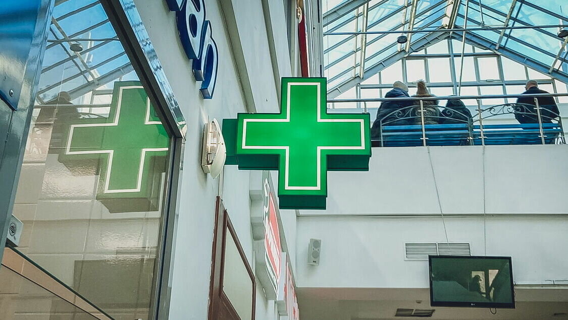     В ростовских аптеках с наступлением 2023 года наблюдается нехватка детских антибиотиков, жаропонижающих средств в сиропах и зарубежных препаратов от цистита. В чем причина дефицита и как его решают, корреспонденту RostovGazeta рассказала один из фармацевтов.