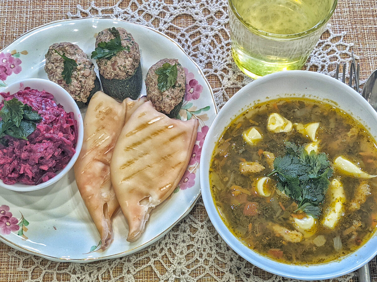 Суп овощной, кальмары-гриль, свёкла с чесноком и майонезом, зелёный хлеб с пхали, жидкость от ананасов в банке 😋😋😋.