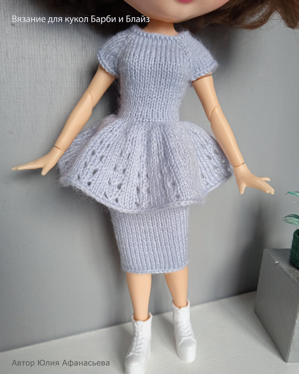 Как вяжется платье для куклы спицами?