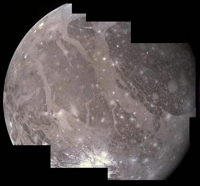 Фото-1 Ганимеда с Вояджер-2. Источник: NASA. Темная область - Область Галилея.