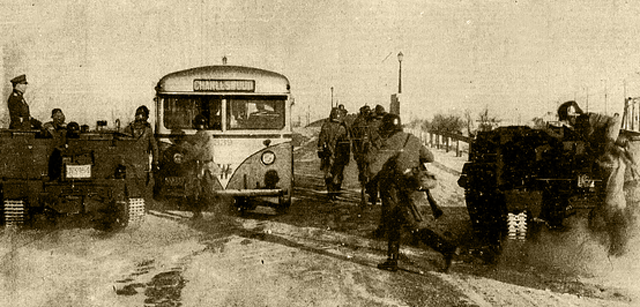 Досмотр фальшивыми нацистами рейсового автобуса