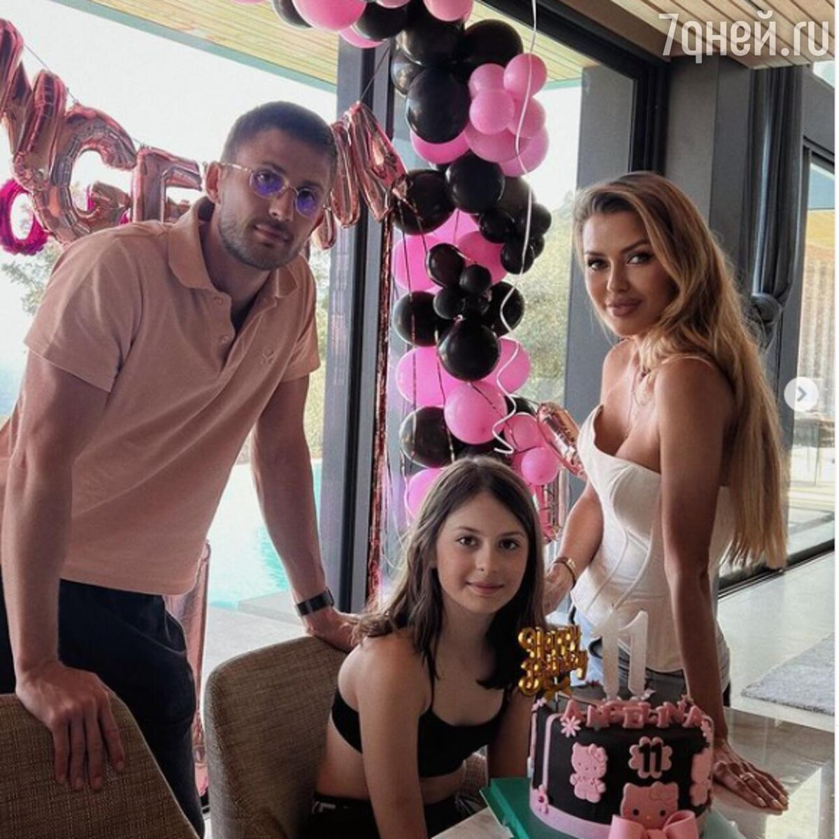    Виктория Боня с дочерью и Алексом Смерфитом на дне рождения Анджелины соцсети