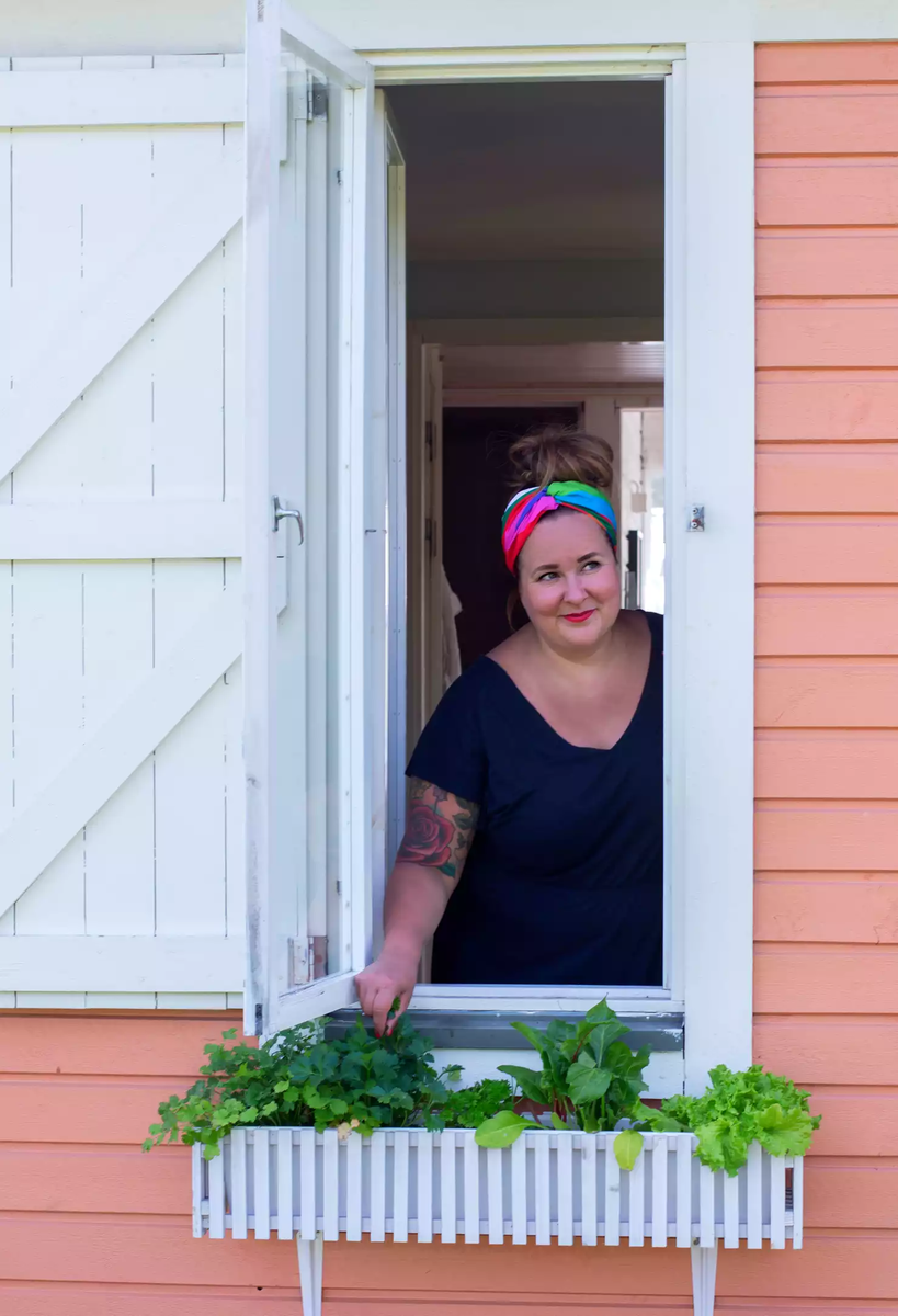 У кухонного окошка вместо цветов растут душистые травы и зеленый салат. Классная идея для дачи!