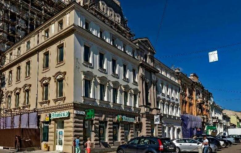 Фасад со стороны ул. Ленинградской аналогичен главному - за исключением "парадного" ризалита