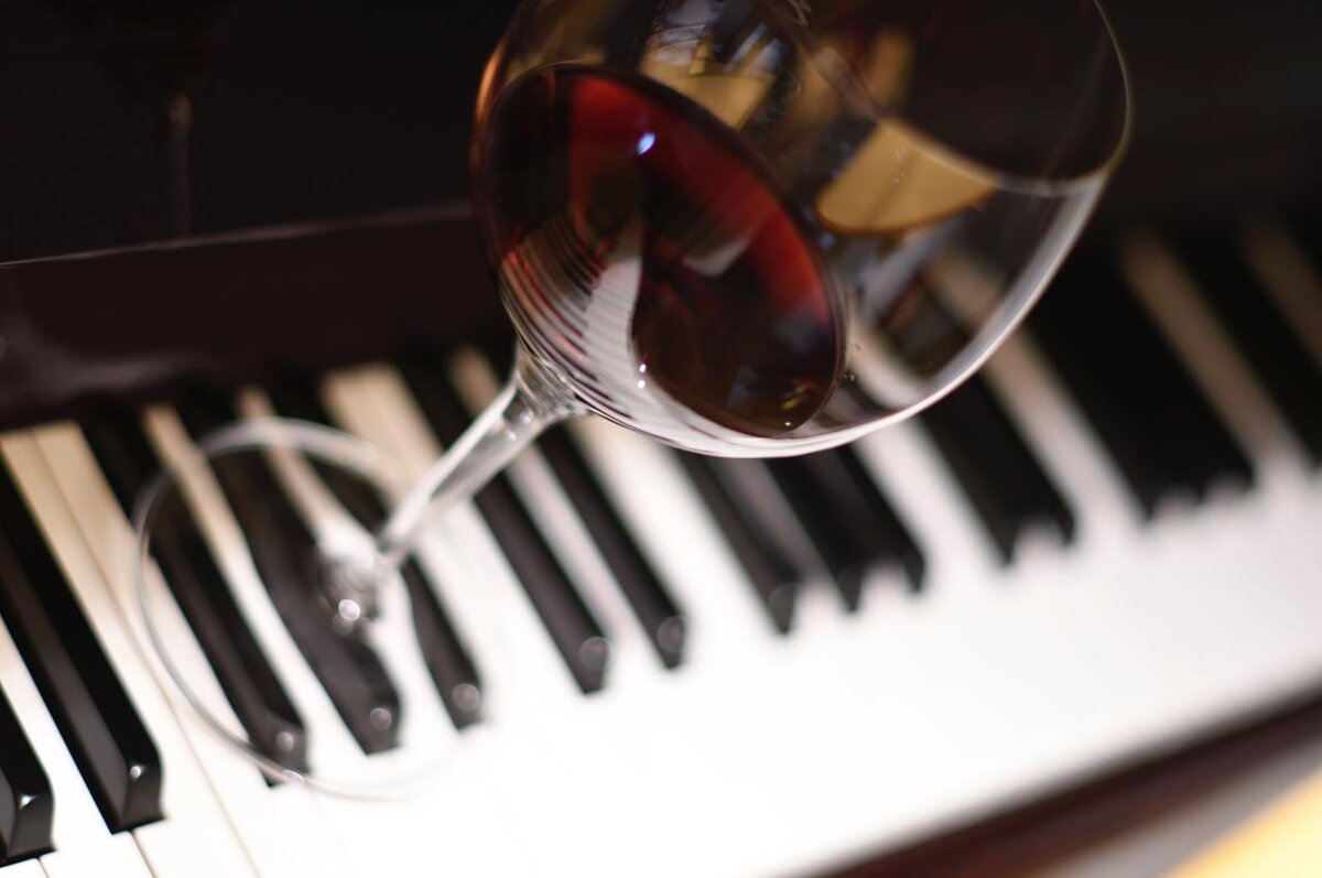 Music messages. Вино и рояль. Бокал на рояле. Вино и музыка. Бокал вина с нотами.
