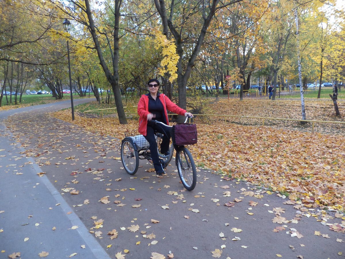 я на своем любимом "конике" рассекаю по Головинскому парку.