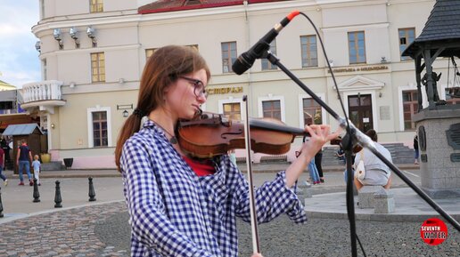 Теплый вечер и нежная музыка уличных музыкантов подымали мне настроение.