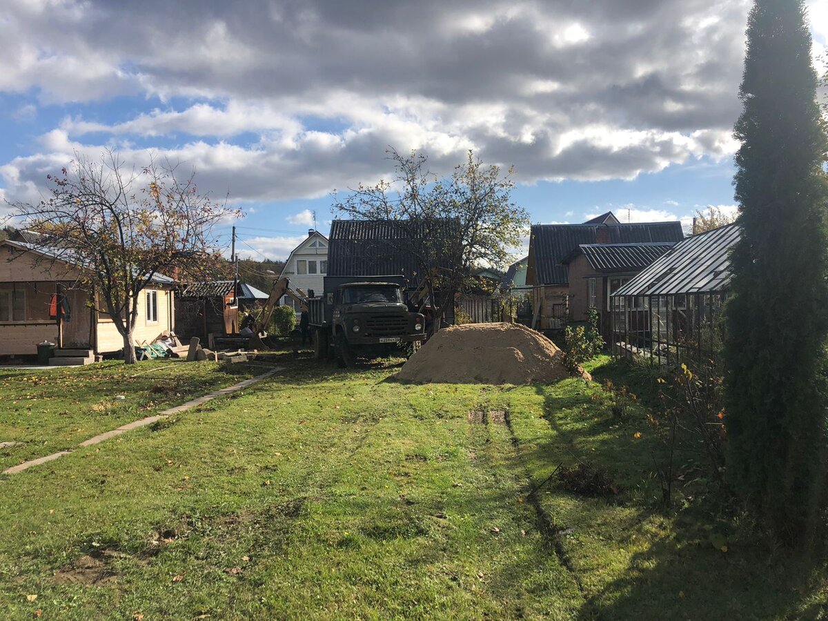 Уже сгрузили песок и начали погрузку блоков.