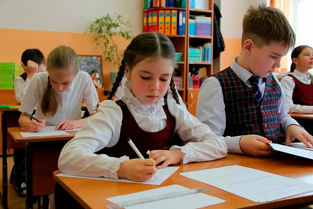 Школа 1 2 3 4 учиться. Школьники за партами 5 класс. Школа 5 класс. 5 Класс ученики. Школьники в школе 5 класс.