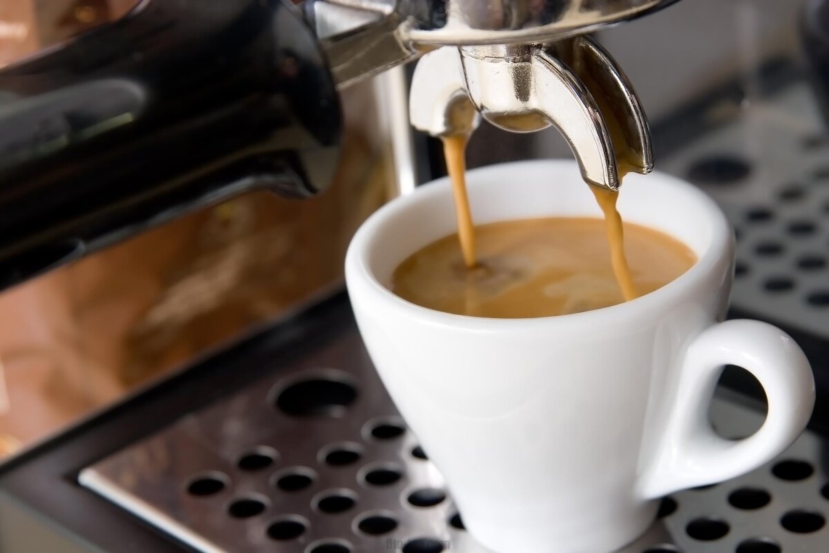 Эспрессо дома. Эспрессо. Кофе из кофемашины. Кофе в кофемашине. Кофемашина наливает кофе.
