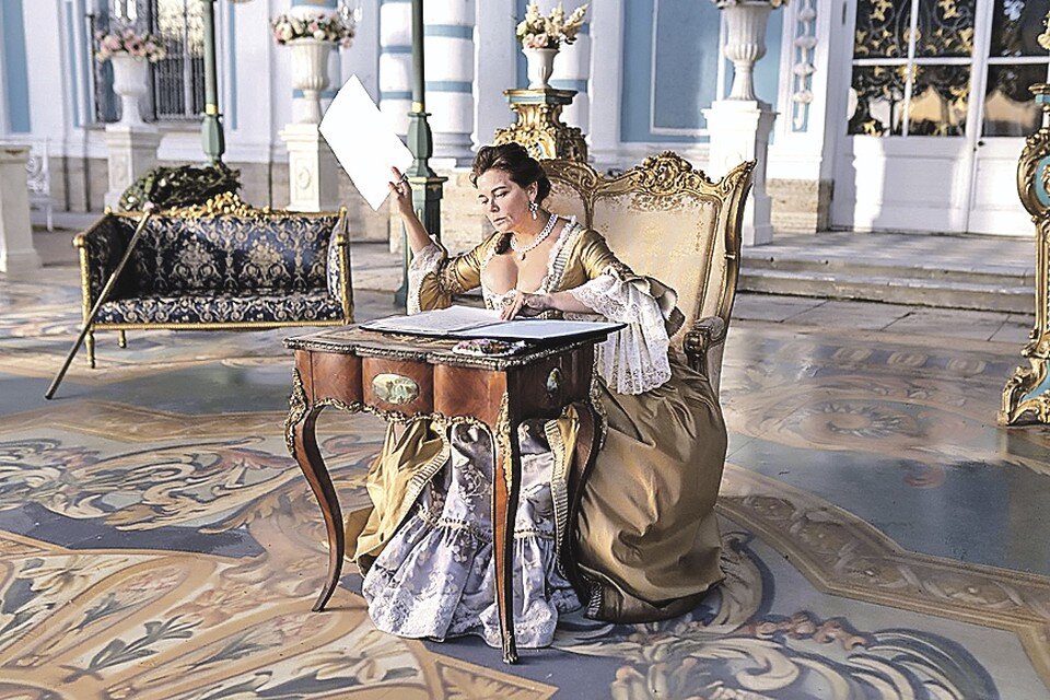     Чтобы перевоплотиться в императрицу, Ирина Пегова перелопатила кучу архивных документов. Фото: Кадр из фильма