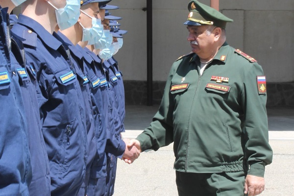    В прошлом году призывники ещё надевали маски из-за пандемии.