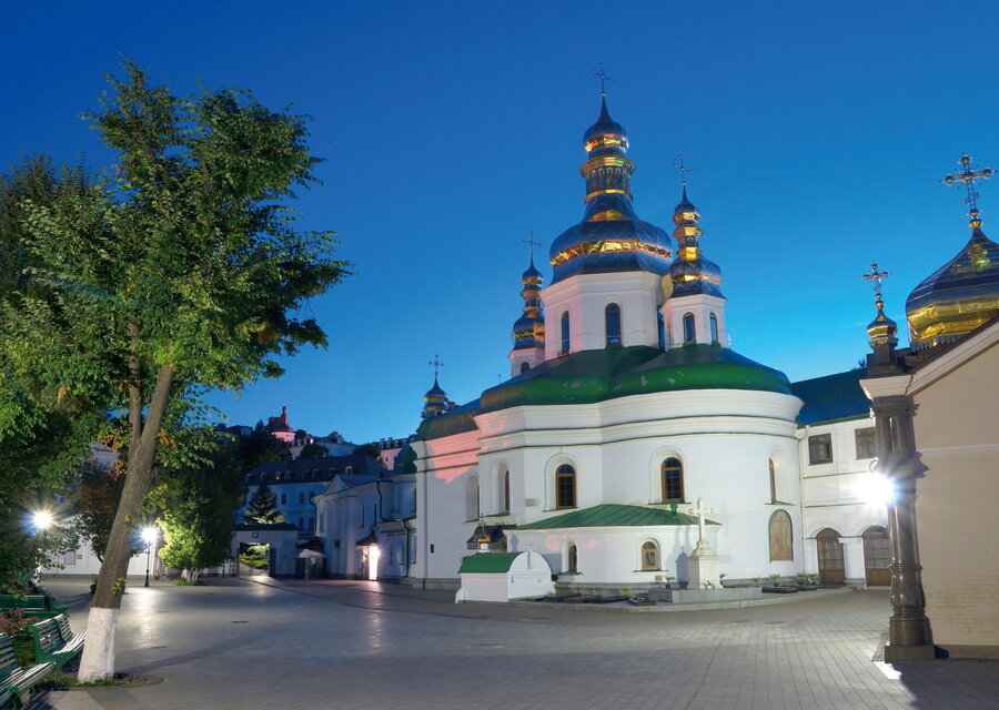 Всем миром помолимся за всех страждущих и изнемогащих за исповедание веры… Источник: www.lavra.ua