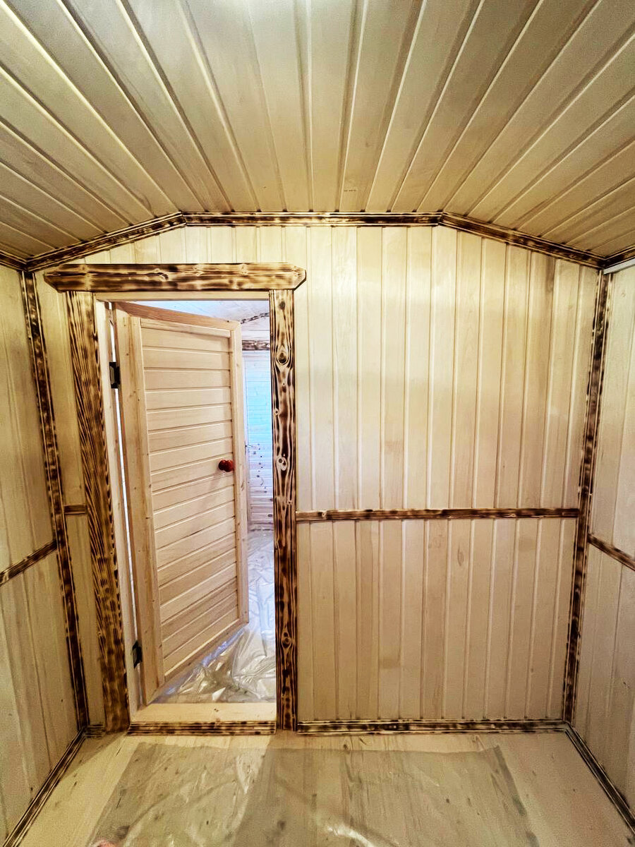 Помывочное отделение бани. Декор принтусов методом обжига.