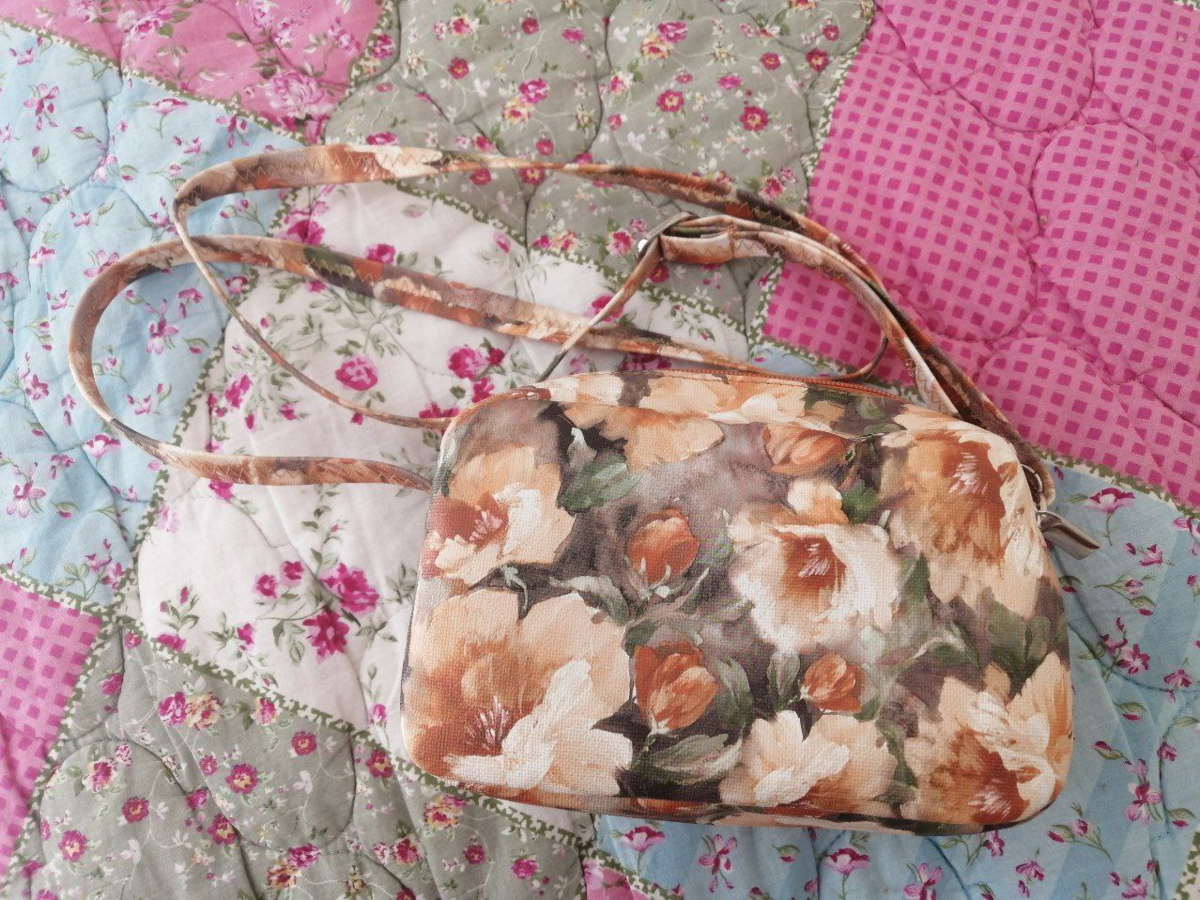 Эта симпатичная сумочка просто оказалась слишком маленькой для меня :(