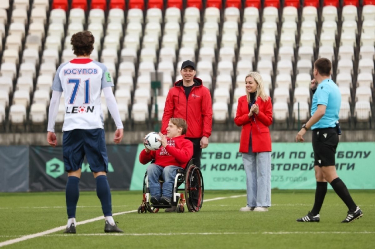    Футбольный сезон в Перми открыл юноша на инвалидной коляске
