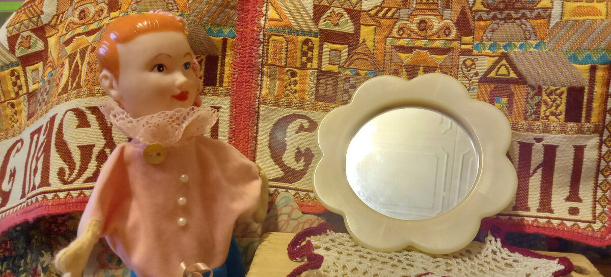 Кегли незаменимы в домашних кукольных спектаклях. Благодаря им перчаточные куклы могут научиться стоять и сидеть. Фото - фрагмент спектакля по мотивам "Сказки о мёртвой царевне и о 7 богатырях" А.С.Пушкина. В роли царицы - моя любимая кукла Аделина. 