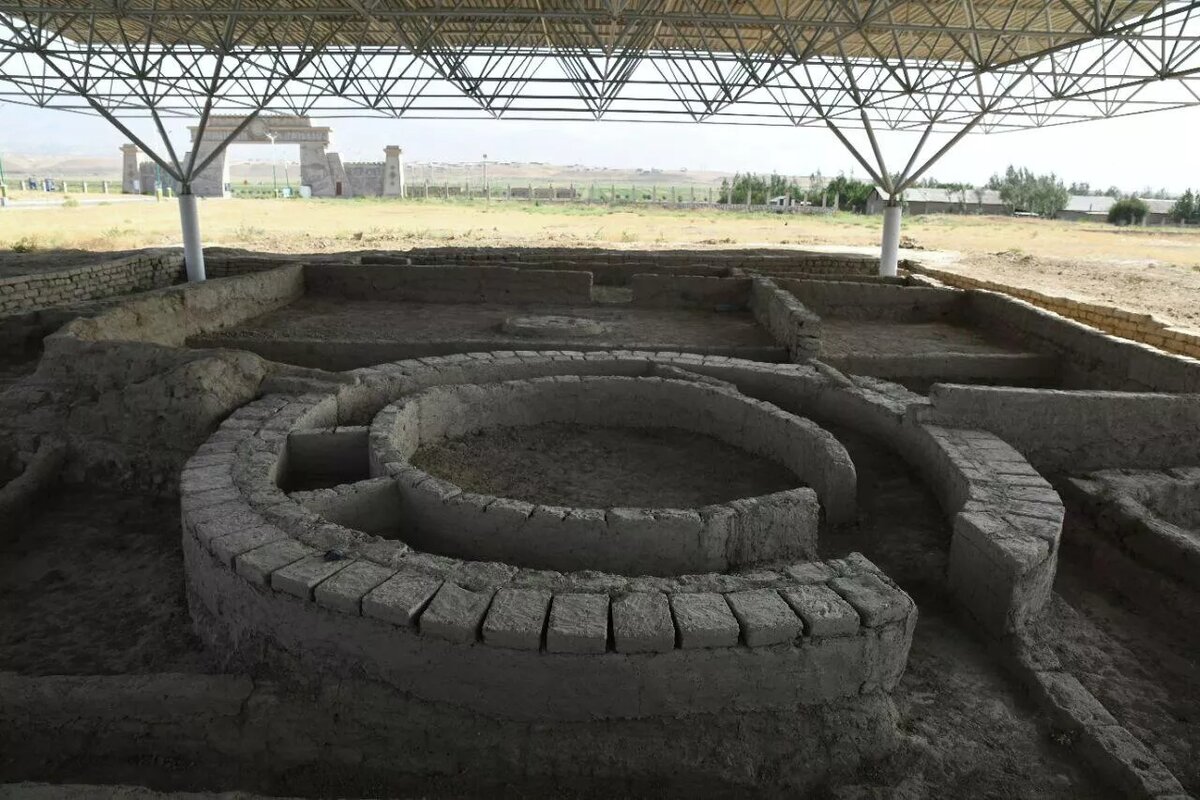 Одним из памятников культурного наследия ЮНЕСКО является Саразм. Он расположен на территории Таджикистана, на левом берегу реки Зеравшан. 
