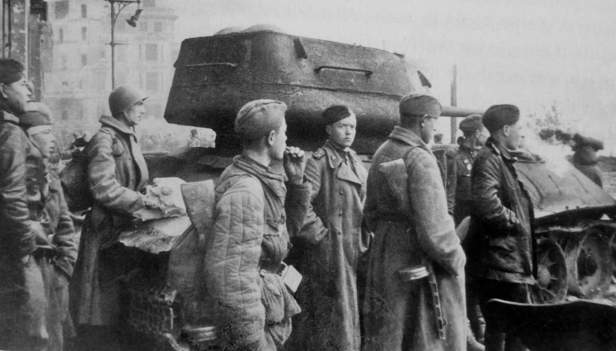 Солдаты Красной Армии ждут у подбитого танка Т-34-85 перед мостом Мольтке