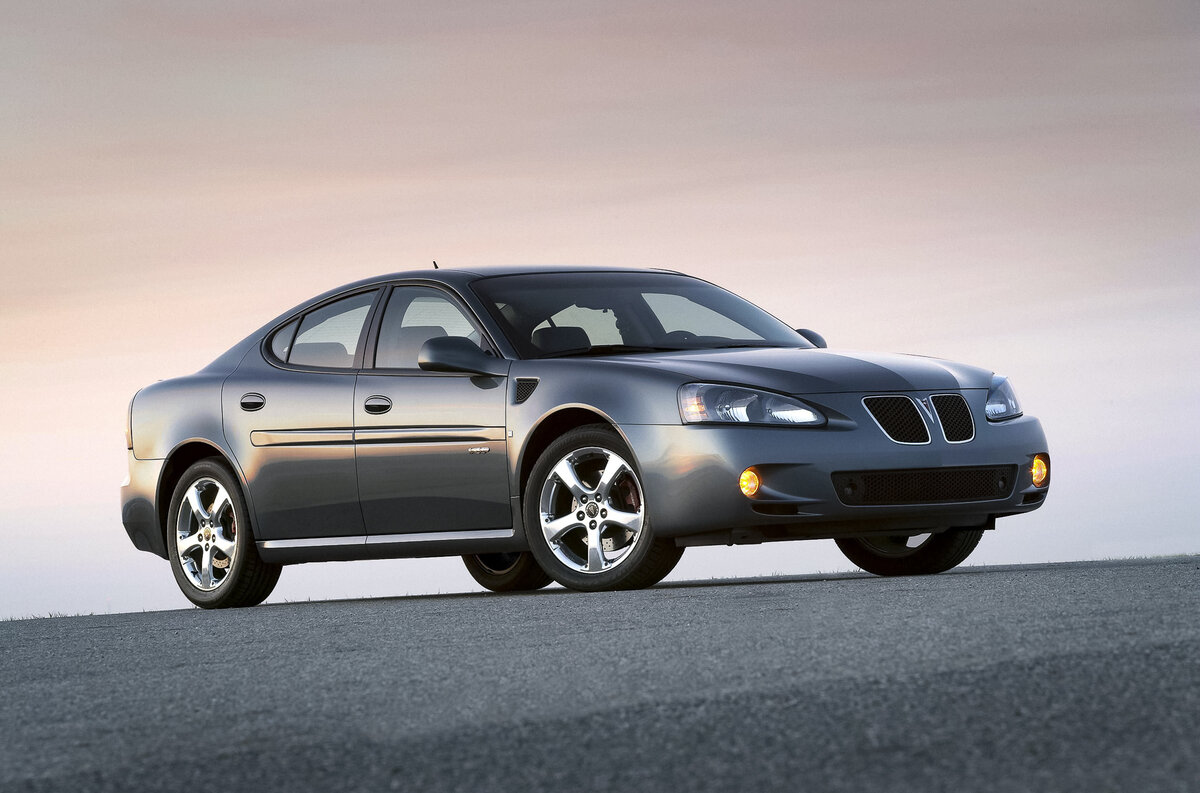    ## Pontiac Grand Prix GTP В восьмом поколении (2003–2008 г.в.) сохранилась 3,8-литровая «шестерка» (форсирована до 264 л.с.), но роль флагмана перешла к версии GXP. У нее 307-сильный V8 объемом 5,3 литра. И это, напомним, переднеприводник! Плюс распределение веса между передней задней осью в соотношении 64/36 как у топора. А ведь Pontiac готовил конкурента для BMW…   
Pontiac