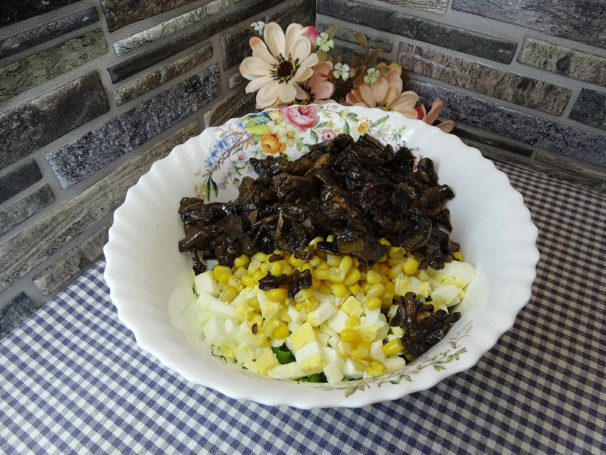 Постный салат с грибами и кукурузой