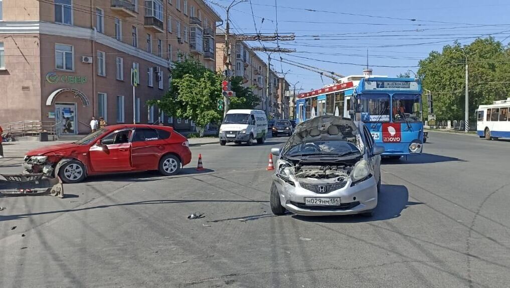     Две иномарки столкнулись на перекрестке проспекта Маркса и улицы Маяковского.