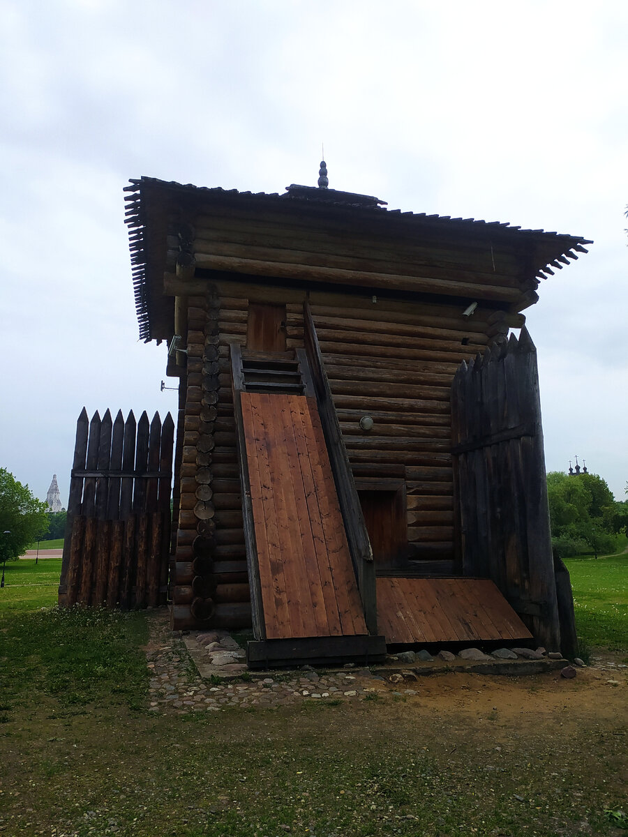 Башня Братского острога (фото автора) листайте далее