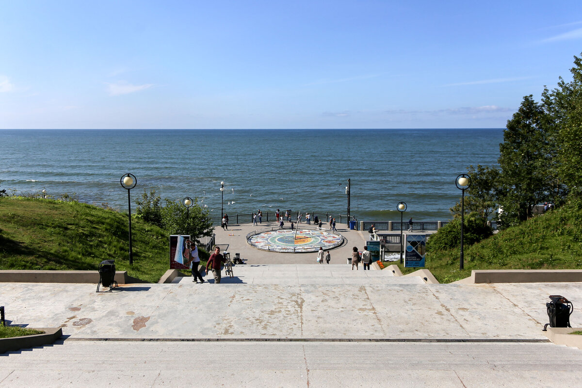 Фото ph_zakharenkova 2019, Светлогорск, главный спуск на набережную, внизу - солнечные часы