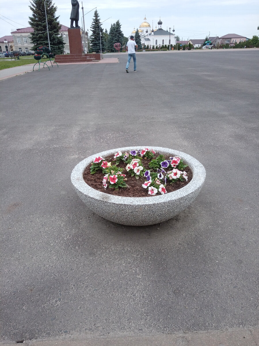 На площади Ленина) в городке