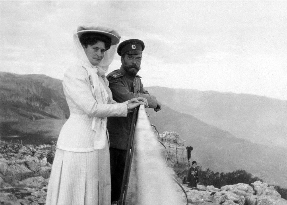 Император Николай II с императрицей Александрой Федоровной на вершине Ай-Петри, Крым. 1909 год.