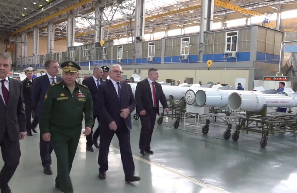 Министр обороны С. Шойгу на одном из заводов концерна Алмаз-Антей (фото в открытом доступе с яндекс-дзен)