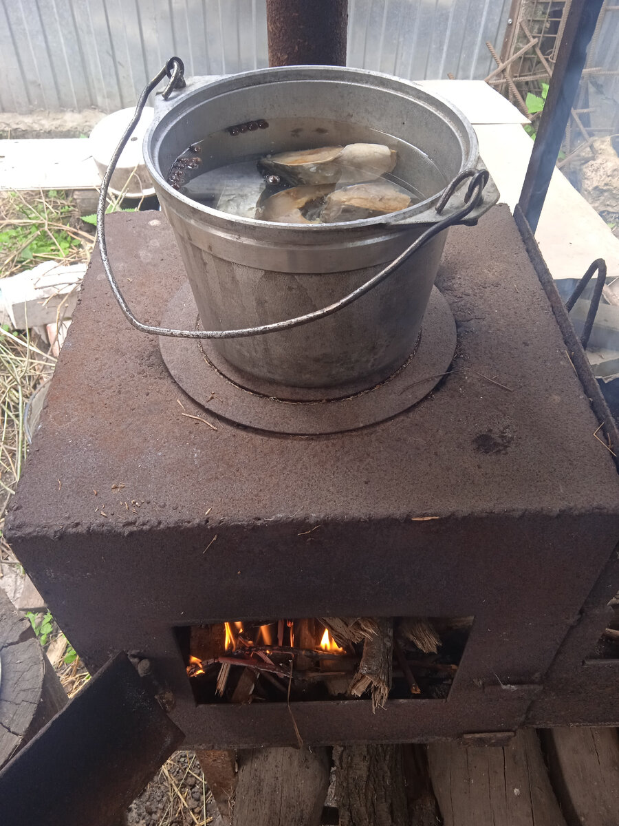 Ставим котелок на огонь.