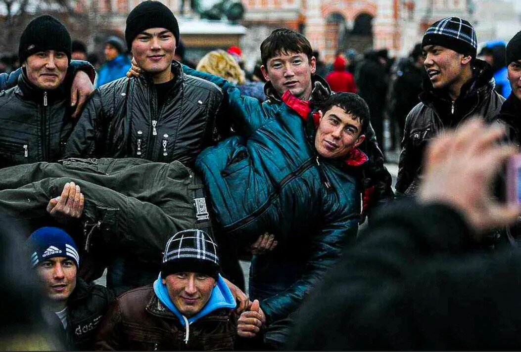 В москве все больше мигрантов. Гастарбайтеры в Москве. Гастарбайтеры в России. Толпа гастарбайтеров. Толпы мигрантов в Москве.