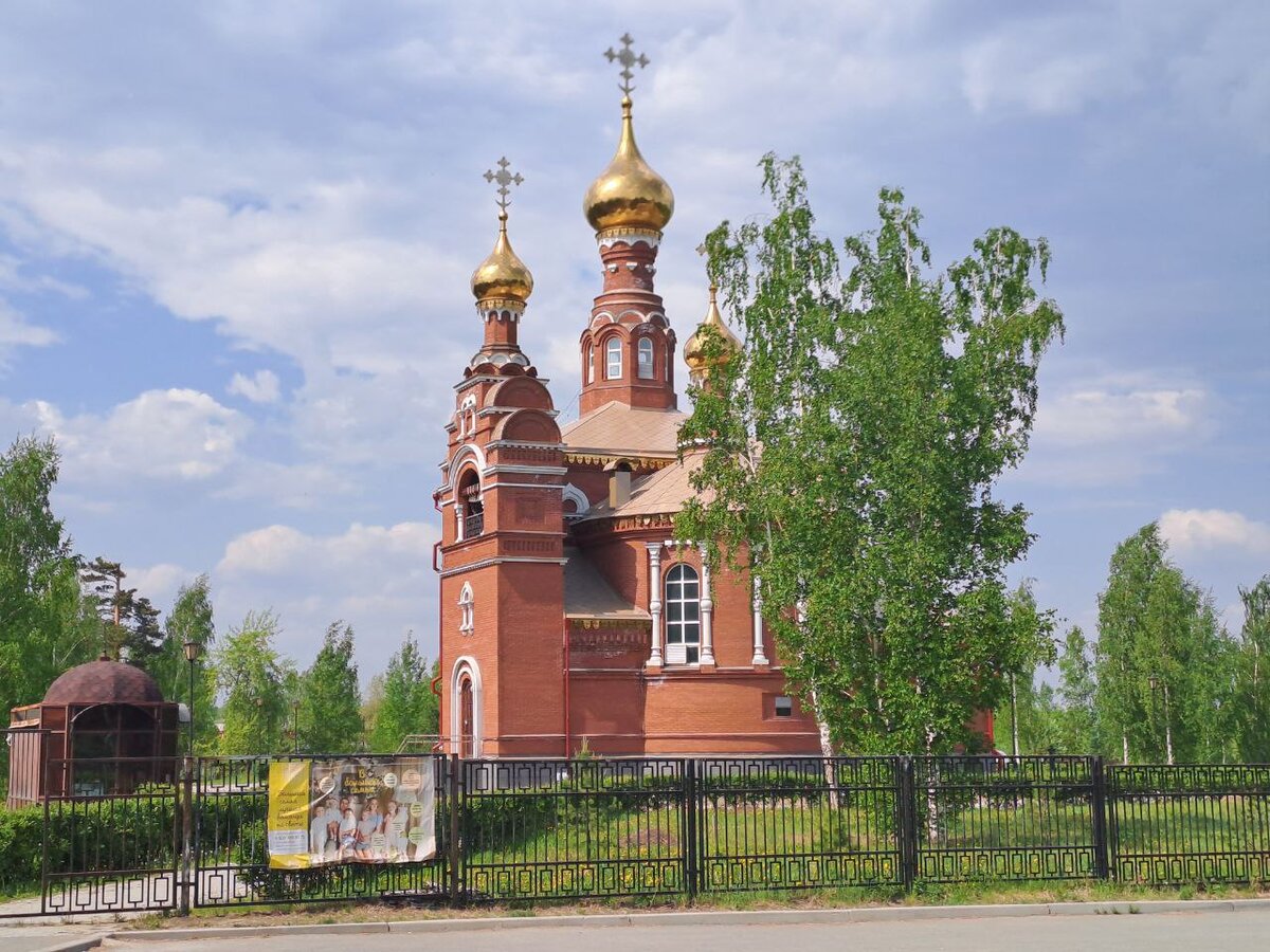 Церковь в нашем городе. Сто раз ее фоткала, но так ни разу, по-моему, не выложила...