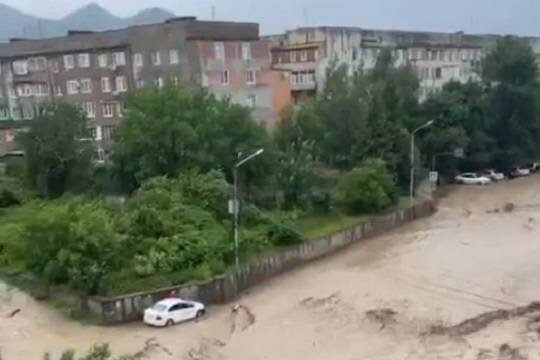    Во Владикавказе после ливня затопило улицы: из-за наводнения введен режим ЧС