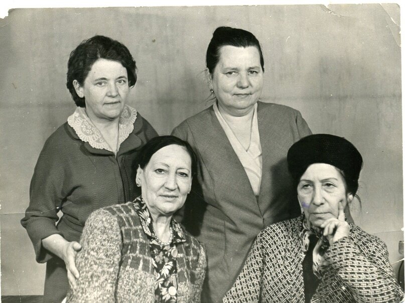 Фотода сулдан Ш.Камалның кызы Зәйнәп, татар театры актрисасы Рокыя Кушловская, музей хезмәткәре Фатыйма Вәгазова, татар театры актрисасы Сәхибҗамал Гыйззәтуллина-Волжская. 1963 ел. ТР Милли музее фондыннан.