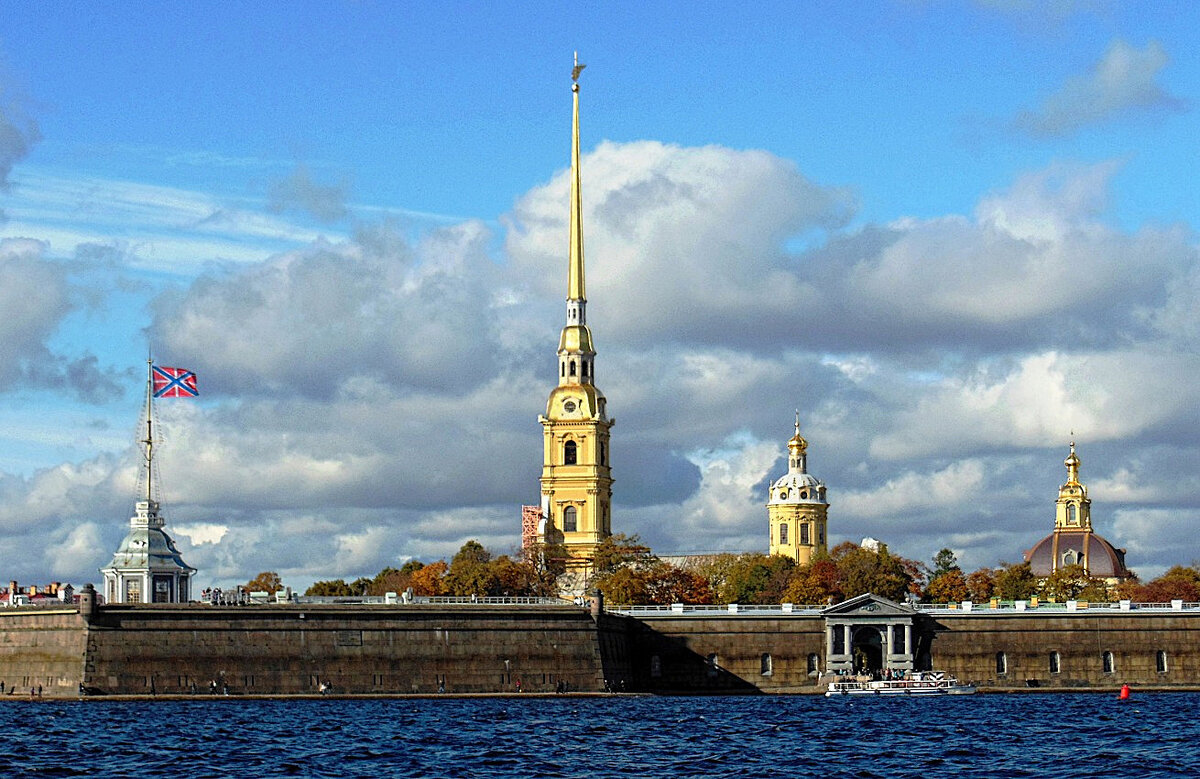 Петропавловская крепость в Санкт Петербурге с Невы