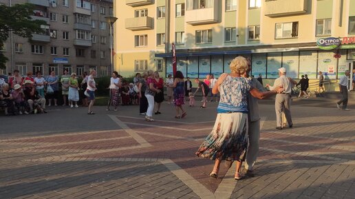 Пара закружилась в танце!! Любовь Туровская ! А за окном то дождь то снег!! И лишь тебя не хватает чуть-чуть. Cover