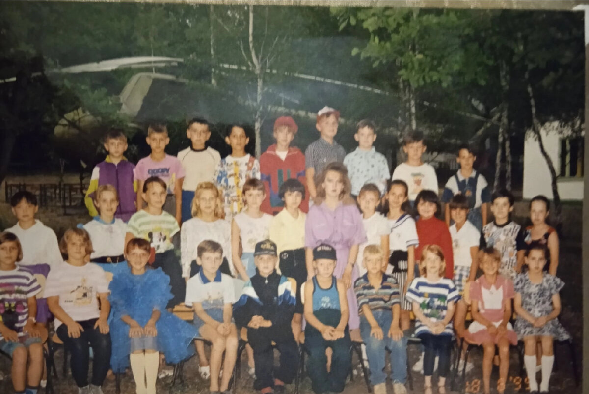 В Рассвете, фото из моего архива. Девочка в бело-розовом платье в первом ряду — это я. 