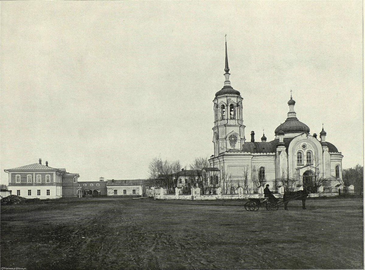 Иннокентьевский храм (справа) и трапезная (слева), фото 1899 г.