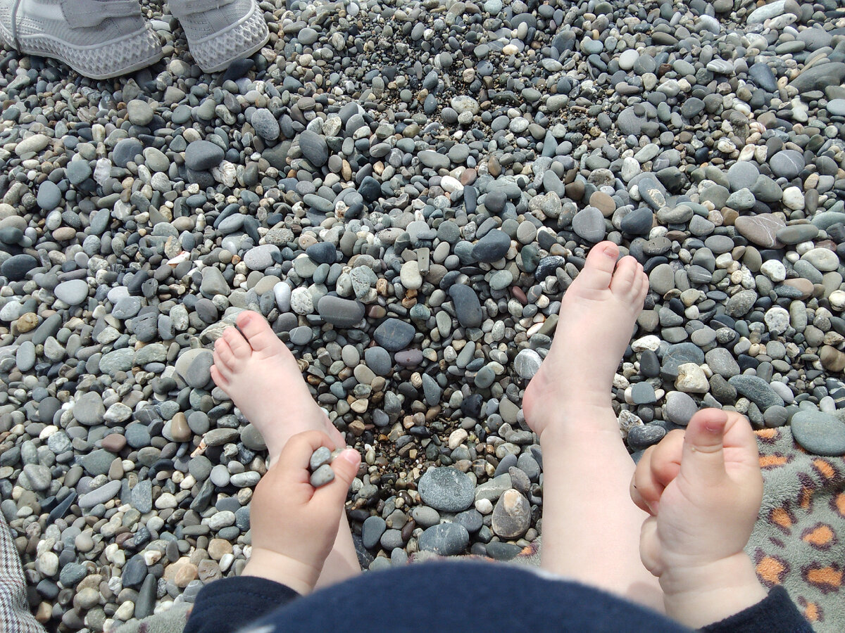 Май 2023 Адлер ( Сочи). Сынок любит играть с камушками на набережной.